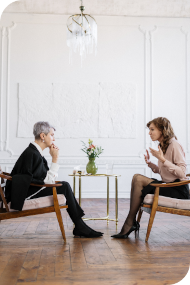 Deux femmes en train de discuter dans le contexte d'une thérapie